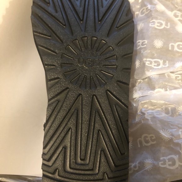 UGGS - Picture 2 of 5